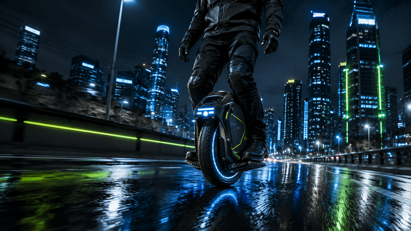 Persona desplazándose en monociclo eléctrico por una ciudad nocturna