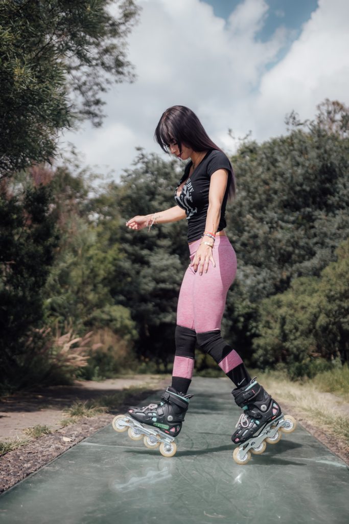 chica con patines en linea
