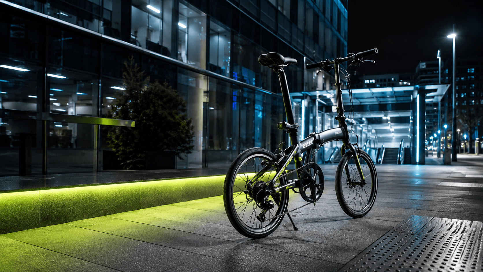 Bicicleta plegable urbana en una ciudad moderna