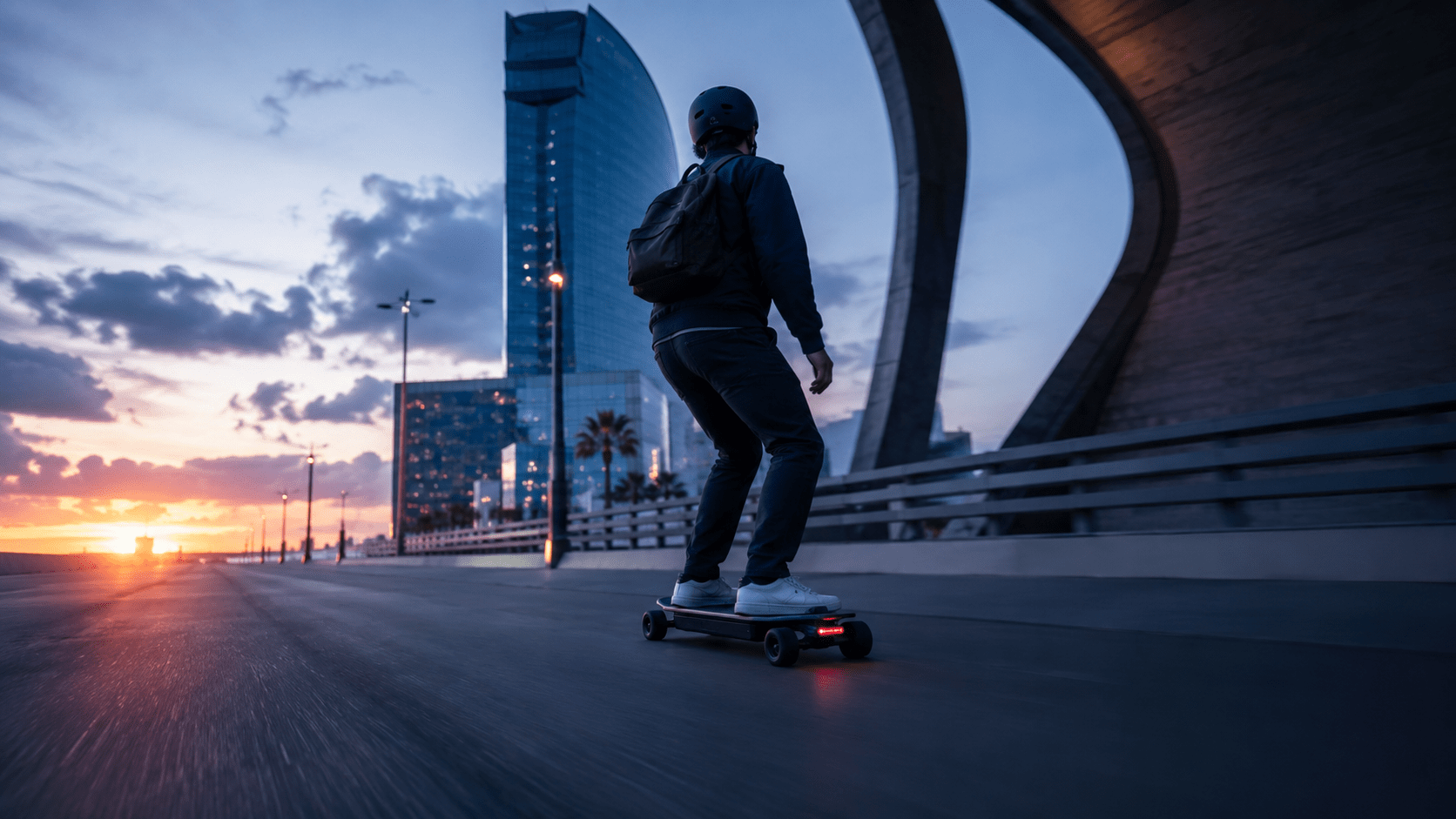 Dos personas utilizando un monopatín eléctrico y un longboard eléctrico